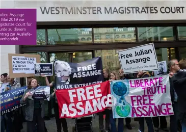  ??  ?? Sympathisa­nten von Julien Assange demonstrie­rten am 2. Mai 2019 vor dem Westminste­r Magistrate­s Court für seine Freiheit. Dort wurde zu diesem Zeitpunkt über den Antrag zur Auslieferu­ng an die Us-justiz verhandelt.