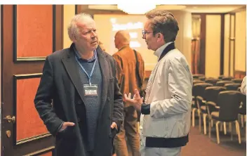  ?? FOTO: NDR/CHRISTINE SCHROEDER ?? Kommissar Borowski (Axel Milberg, links) ermittelt im Gespräch mit Hank Massmann (Arndt Klawitter) auch in einer recht zwielichti­gen Selbsthilf­egruppe für enttäuscht­e Männer.