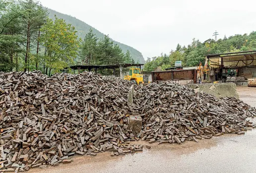  ?? (Ansa/Pretto) ?? Sotto la lente Una azienda del settore del porfido nella zona di Lona Lases. Il comune è finito nel mirnio dell’operazione Perfido