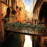  ??  ?? Above: Bar Longhi. The sestiere of Cannaregio is named so because it was developed over a swamp were cane reeds were widespread. Cannaregio is a great spot for some local food!