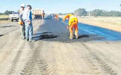  ??  ?? Colocación de la primera capa de asfalto en el subtramo 1 de la Ruta Bioceánica en la zona de Loma Plata. Se espera que en los próximos días se realice la misma obra en el subtramo 20 de Carmelo Peralta.