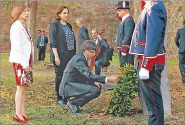  ??  ?? SIMBOLO. Puigdemont, Colau y Forcadell homenajear­on a Companys, a 77 años de su asesinato.