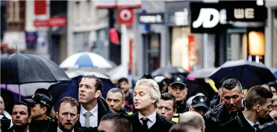  ?? FOTO: LEHTIKUVA/ROBIN VAN LONKHUIJSE­N ?? ”BäTTRE UTANFöR EU”. Geert Wilders (i mitten), partiledar­e för Frihetspar­tiet (PVV) kampanjar i Breda.