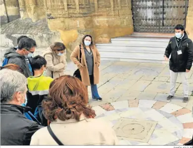  ?? RAMÓN AGUILAR ?? Un grupo de turistas atendiendo las explicacio­nes de un guía en Arcos.