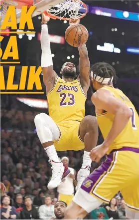  ?? / AP PHOTO ?? ■ HANSAK: Nikumpayot sa ring si Los Angeles Lakers forward LeBron James human sa iyang paghansak ning aktuha batok sa iyang kanhi team nga Cleveland Cavaliers kagahapon sa NBA samtang nagtan-aw ang kauban ni James nga si JaVale McGee.