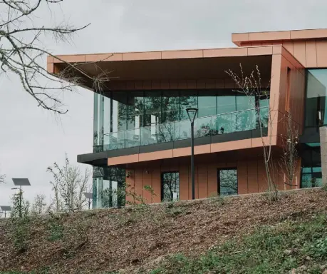  ?? ?? The new two- story headquarte­rs of the Oregon State Treasury in Salem can go fully off the grid with a backup diesel generator and backup water and sewage systems. It is designed to withstand earthquake­s, floods, wildfires and other calamities.