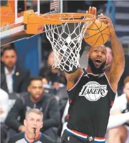  ?? AP ?? Durante el encuentro, LeBron realizó esta estupenda clavada.