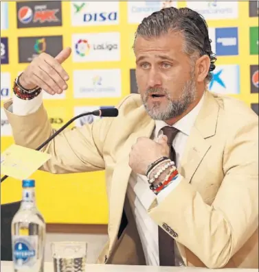  ??  ?? HABLÓ ALTO Y CLARO. El gallego Toni Otero, secretario técnico de la Unión Deportiva Las Palmas.