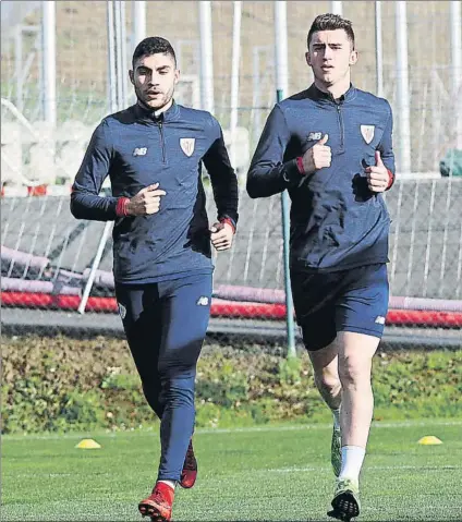  ?? FOTO: MIREYA LÓPEZ ?? Sin forzar la máquina Laporte se limitó a correr junto a Núñez en el entrenamie­nto de ayer en Lezama