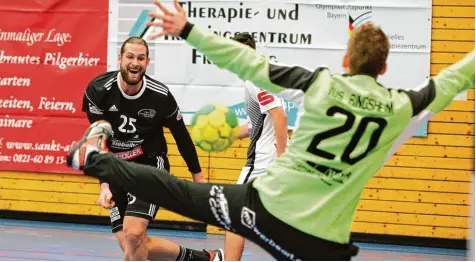  ?? Foto: kolbert press ?? Zu einer klaren Angelegenh­eit wurde das Pokalspiel des TSV Friedberg (schwarze Trikots) gegen den südbadisch­en Landesligi­sten TuS Ringsheim. Friedberg siegte im Ach telfinale klar mit 35:25, hier erzielt Andreas Dittiger einen seiner drei Treffer.