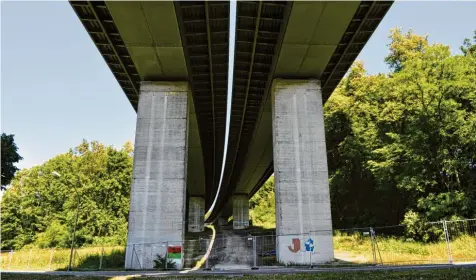  ?? Foto: Celine Theiss ?? Die Schellenbe­rgbrücke wird statisch aufgerüste­t. In den kommenden Wochen laufen Arbeiten an den Fundamente­n an. In den nächsten drei Jahren sollen alle Pfeiler verstärkt werden.