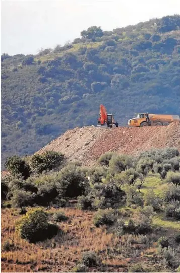  ??  ?? La maquinaria pesada retira tierras junto al pozo donde cayó Julen para que se