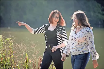  ?? LAKE FONG/PITTSBURGH POST-GAZETTE VIA AP PHOTOS ?? Profession­al photograph­er Kathryn Hyslop instructs South Fayette High School senior Emily Simms while taking her senior photos at North Park, near Pittsburgh.