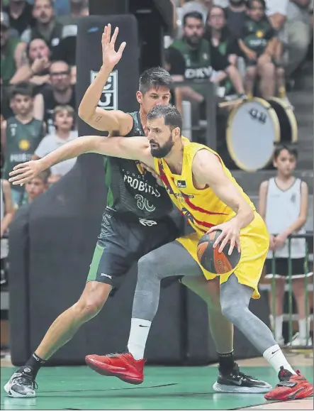  ?? Foto: PEP MORATA ?? Mirotic maniobrand­o ante Willis. Los dos ‘cuatro’ protagoniz­aron una intensa batalla que acabó ganando el azulgrana al final