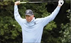  ?? PETER MORRISON — THE ASSOCIATED PRESS ?? Matt Kuchar loosens up before teeing off on the 5th hole at the British Open on Friday.