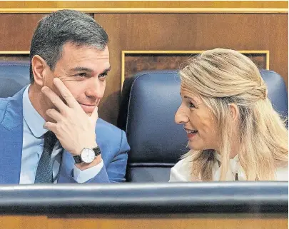  ?? Dpa ?? Sánchez y Yolanda Díaz, en sus escaños en el Parlamento español