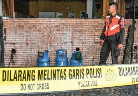  ?? HANUNG HAMBARA/JAWA POS ?? GARIS POLISI: Rumah makan Barbar Chinese Food di Ngagel Rejo, Wonokromo, mengalami kebakaran kemarin sore (21/2).