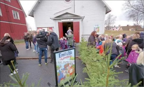  ?? Lehtikuva ?? Första visningen. Skolbarn i Mariannelu­nd i Småland fick agera premiärpub­lik för den nya tecknade Emil-filmen. Nästa vecka går filmen upp på de vita dukarna runt om i Sverige, i Finland blir det premiär den 27 december.
