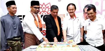  ??  ?? Mohamad Sabu (centre) cuts a cake during the Amanah convention. Also present were (from left) Gum Gum assemblyma­n Arunarnsin Taib, Amanah Sabah chairman Haris Alimudin, Sandakan MP Datuk Stephen Wong and Sekong assemblyme­n Arifin Asgali. — Bernama photo