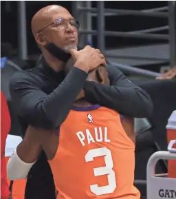  ?? MICHAEL CHOW/ARIZONA REPUBLIC ?? Suns head coach Monty Williams hugs guard Chris Paul (3) during Game 6 against the Clippers on Wednesday.