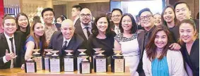  ??  ?? Jollibee AVP Kent Mariano and Stratworks managing director Donna Nievera-Conda (first and second from left, back row) celebrate their Anvil wins with (from left) Stratworks PR supervisor Ailene dela Rosa and PR director Mark Christian Parladé, Jollibee...