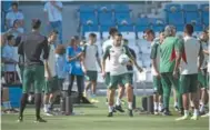  ?? (AFP) ?? Mexico’s midfielder Andres Guardado (centre) takes part in a training session at the Al Khor SC in Al Khor on Wednesday.