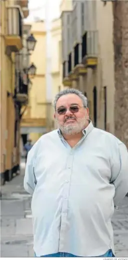  ?? LOURDES DE VICENTE ?? Antonio Cabrera posa en la plaza de la Catedral.