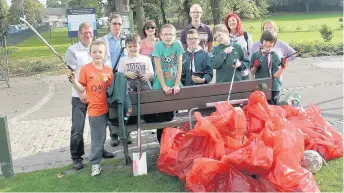  ??  ?? Teamwork Previous clean-ups in Cambuslang Park have been a huge success