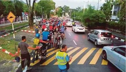  ?? PIC COURTESY OF POLICE ?? Police manning a roadblock in Persiaran Brash, Ipoh.