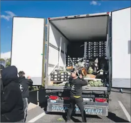  ?? EE ?? Agricultor­es tirando judías verdes de Marruecos en la la frontera con Francia.