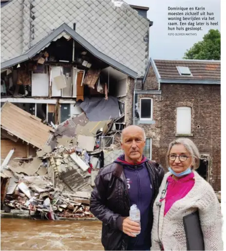  ?? FOTO OLIVIER MATTHYS ?? Dominique en Karin moesten zichzelf uit hun woning bevrijden via het raam. Een dag later is heel hun huis gesloopt.