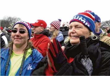  ?? Foto: Arte/Babel Press ?? Nancy McCubbin und Julie Meadows sind für die Amtseinfüh­rung von Donald Trump am 20. Januar 2017 aus Indianapol­is nach Washington gereist.