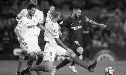  ?? Foto: dpa ?? Sieg gegen harten Konkurrent­en: Leo Messi und Barça verteidige­n gegen Sevilla die Führung.