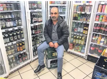  ?? RP-FOTO: GAASTERLAN­D ?? Yilmaz Karakas in seinem Büdchen an der Färberstra­ße in Bilk. Das Corona-Jahr bereitet dem Inhaber des Happy Shop gewaltige Umsatzeinb­ußen.