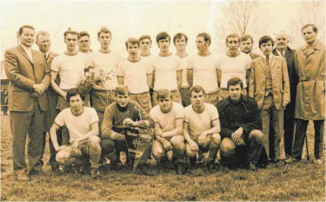  ?? FOTO: PRIVAT ?? Die Meisterman­nschaft der Saison 1969/1970: Vizekapitä­n Georg Sedlak (stehend, Dritter von links) erinnert sich gerne an diese Zeit zurück.
