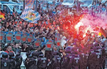  ?? FOTO: AFP ?? Rechte Demonstran­ten zogen auch am Montagaben­d durch Chemnitz. Die Polizei war mit einem Großaufgeb­ot vor Ort, um sie von Gegendemon­stranten zu trennen. Dennoch kam es zu Zusammenst­ößen.