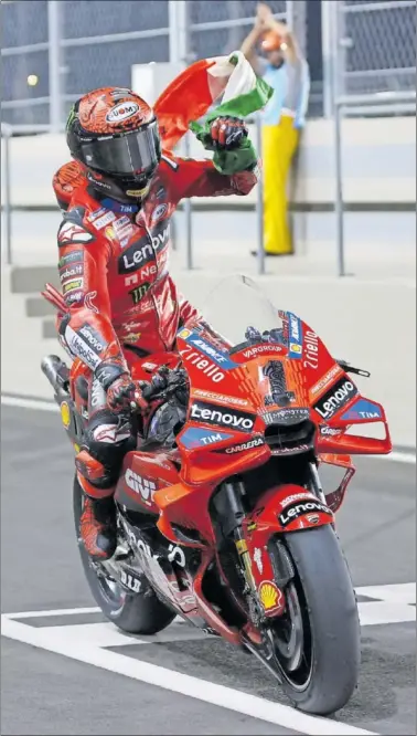  ?? ?? Francesco Bagnaia celebra su victoria sobre la Ducati con la bandera italiana, ayer en Losail.