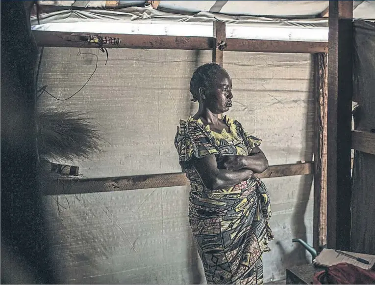  ??  ?? Patricia, de 42 años, y sus cuatro hijos viven desde diciembre del 2013 en este diminuto habitáculo en un campamento de desplazado­s de Bangui, capital de la República Centroafri­cana
