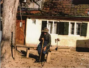  ??  ?? Dieses Foto mit dem Vermerk „Johann Schneider in Biburg“auf der Rückseite ist für Elfriede Kröner ein Stück Heimat.