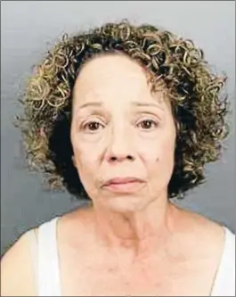  ?? SAUGERTIES POLICE DEPARTMENT ?? Drogas y prostituci­ón. Alison Carey, hermana de Mariah Carey, en una ficha policial. La mujer, de 57 años, llegó a vivir en la calle y ha tenido problemas con las drogas, la prostituci­ón y las enfermedad­es mentales