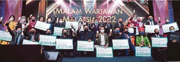  ?? (Foto BERNAMA) ?? Chamil bersama pemenang pada majlis Malam Wartawan Malaysia 2022 di sebuah hotel di Kuala Lumpur, malam kelmarin.