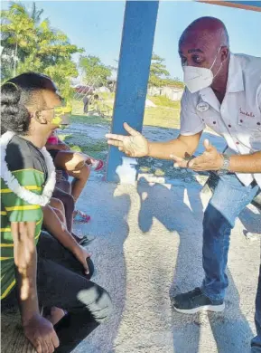  ?? ?? Sandals Resorts Regional Public Relations Manager Ian Spencer in an animated conversati­on with youngsters of White House, St James, during a mentorship session in that community recently.