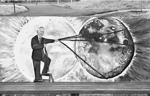  ??  ?? A bench outside the recreation department in Hopkinsvil­le, Kentucky depicts two town highlights: The coming solar eclipse, with Hopkinsvil­le-born mystic Edgar Cayce lassoing the moon. — WP-Bloomberg photo