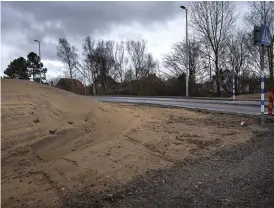  ?? Bild: OLA FOLKESSON ?? BRA SIKT? Det är oklart om bullervall­en vid den nybyggda rondellen på Peter Åbergs väg i nuläget uppfyller kommunens riktlinjer gällande fri sikt.