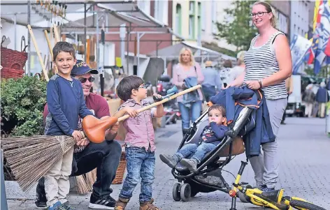  ?? RP-ARCHIVFOTO: MARKUS VAN OFFERN ?? Am Stadtfest-Sonntag öffnen die Geschäfte in Emmerich traditione­ll. Dieses Foto entstand im vergangene­n Jahr.