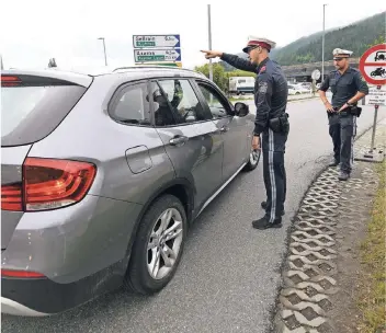  ?? FOTO: ANGELIKA WARMUTH/DPA ?? Polizisten kontrollie­ren Fahrzeuge auf einer österreich­ischen Bundesstra­ße. Bis 15. September sind in Tirol diverse Bundesstra­ßen entlang der Inntal- und Brenneraut­obahn für den Umgehungsv­erkehr gesperrt.