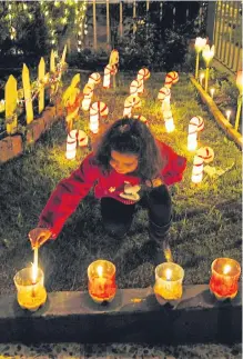  ??  ?? Los niños son quienes más disfrutan de esta noche de velitas.