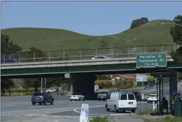  ?? SHERRY LAVARS — MARIN INDEPENDEN­T JOURNAL ?? Highway 101traffic rolls north under the East Blithdale Avenue/Tiburon Boulevard overpass in Tiburon. Marin residents are being surveyed to offer ideas on how Highway 101 interchang­es could be made better.