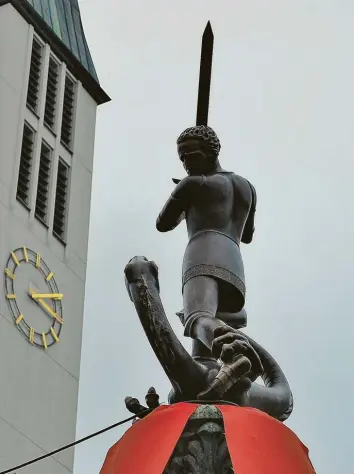  ?? Foto: Irmgard Lorenz ?? Jetzt steht er wieder auf der Säule des Kriegerged­ächtnisbru­nnens am Marktplatz in Ichenhause­n, der Kämpfer, der im Volksmund meistens Georg genannt wird. Beim Abbauen des großen Christbaum­s im vergangene­n Jahr war die Figur aus Bronze abge‰ stürzt.