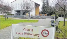  ?? FOTO: PAUL HAUG ?? Dieser Anblick ist den meisten Geisingern vom Haus Wartenberg vertraut: Der Eingang im Westen zum Festsaal. Dahinter dann das eigentlich­e Haus Wartenberg, der gesamte Gebäudekom­plex soll abgerissen werden.